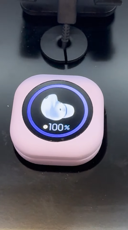 Будет видно время, уровень заряда и настройки. Samsung показала экран для кейса беспроводных наушников